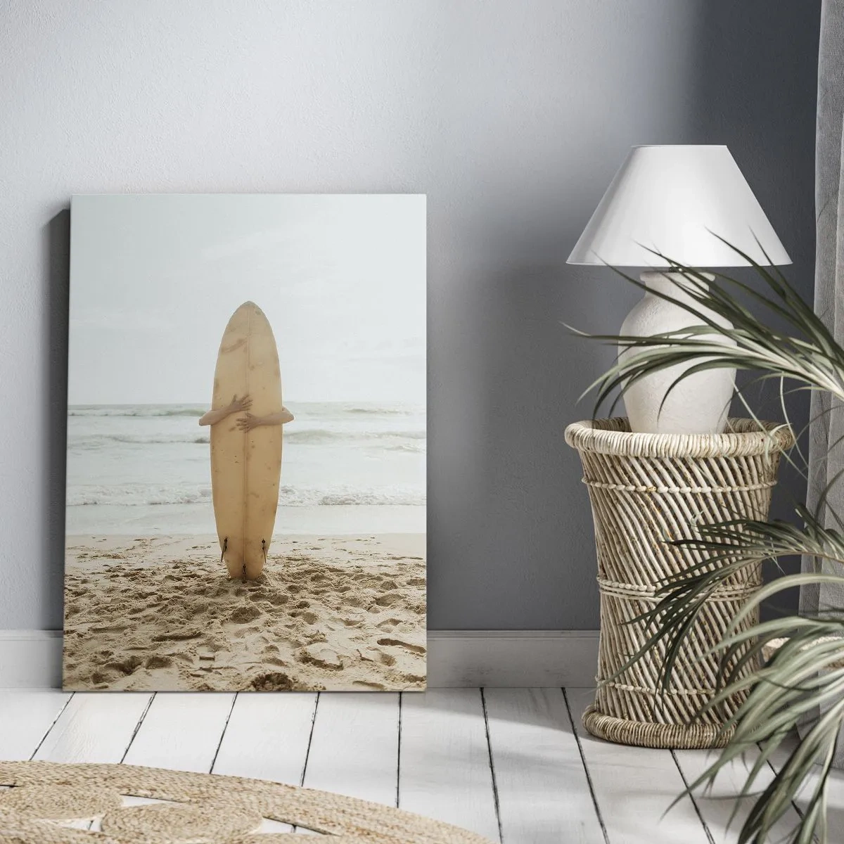 Obraz na płótnie - Osoba trzymająca deskę surfingową na tle oceanu - 50x70cm - Z miłości do fal - Nowoczesna dekoracja ścienna do salonu, kuchni i sypialni ARTTOR