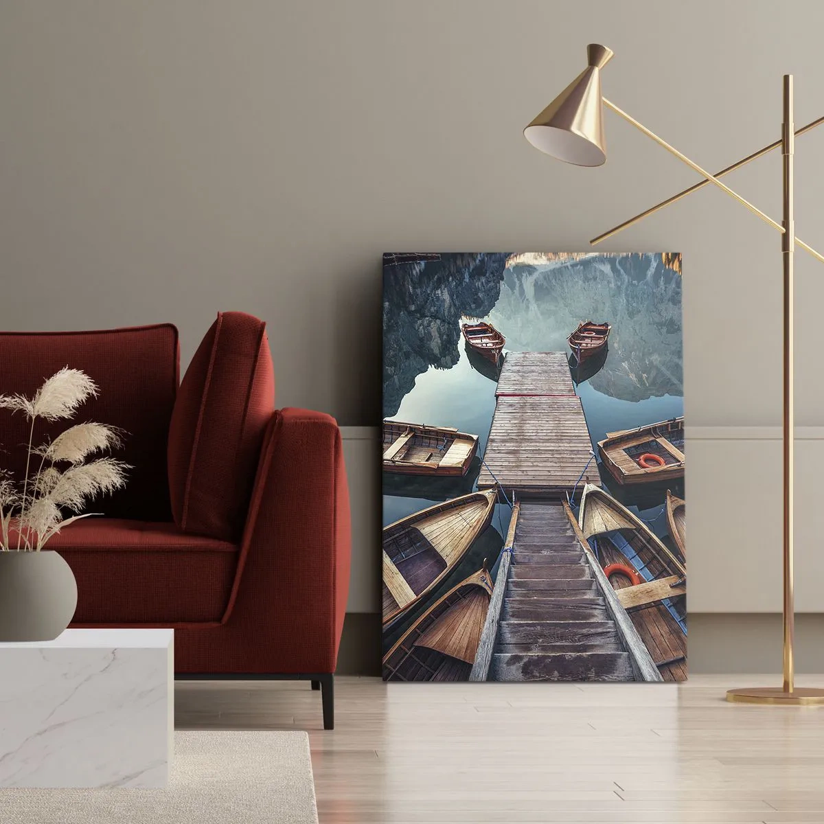 Obraz na płótnie - Drewniane łodzie przy pomoście na jeziorze górskim - 80x120cm - Czekam na przystani - Nowoczesna dekoracja ścienna do salonu i sypialni ARTTOR