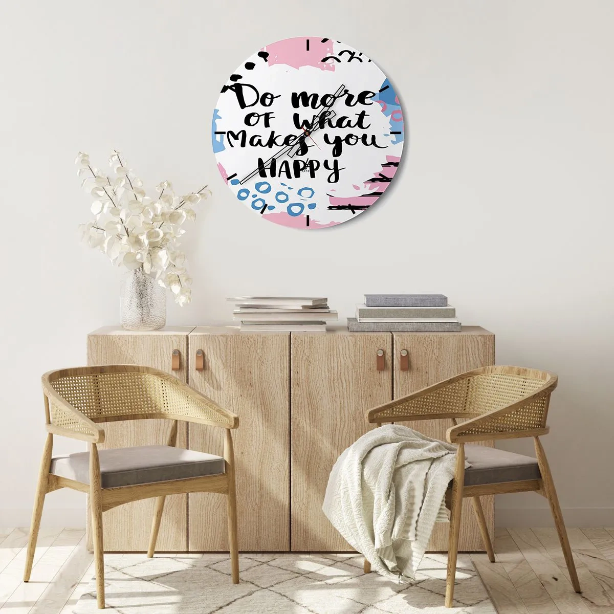 Zegar ścienny - Napis Do more of what makes you happy na jasnym tle - 30x30cm - Jak być szczęśliwym - Nowoczesna dekoracja ścienna do salonu, kuchni i sypialni ARTTOR