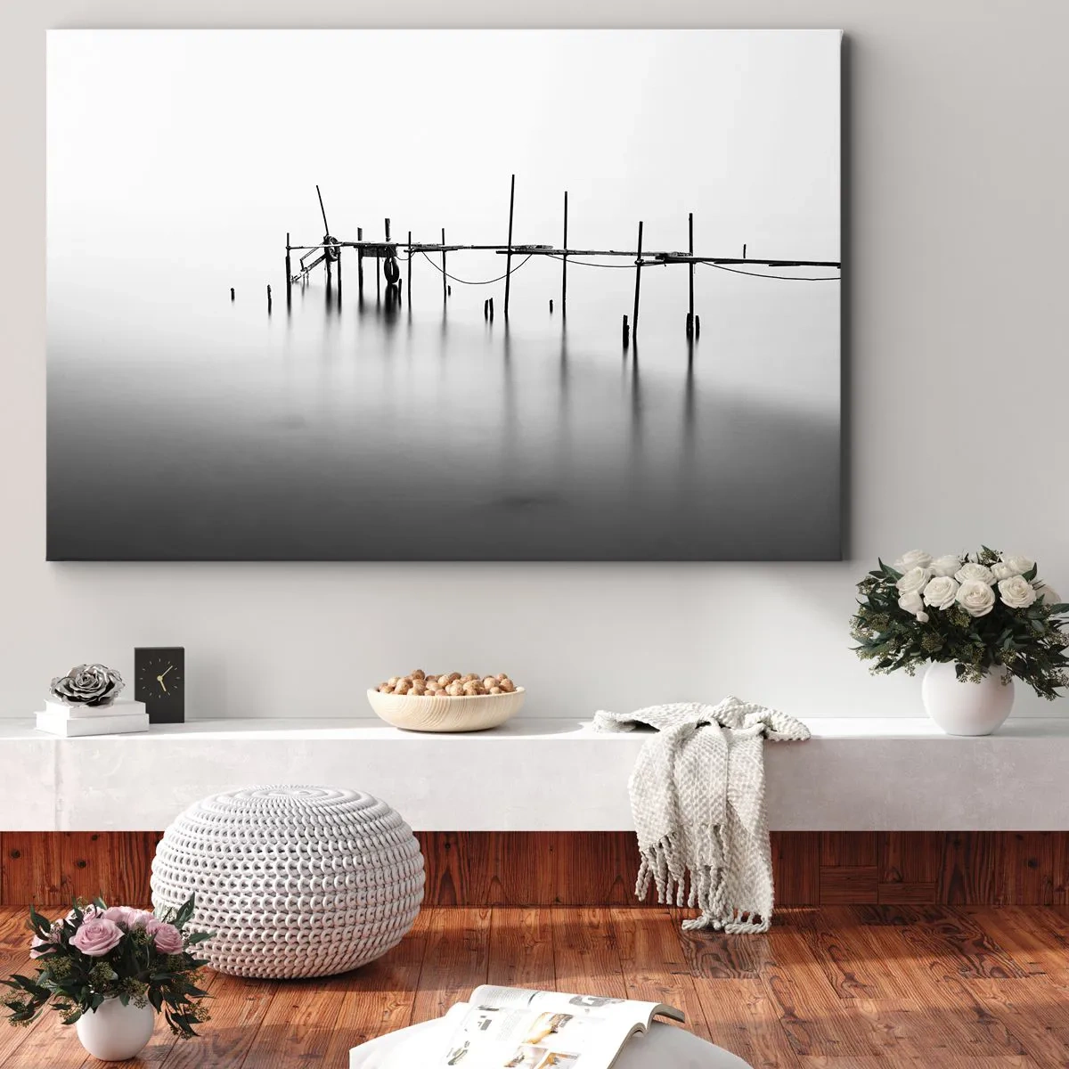Obraz na płótnie - A jeśli świata nie ma? - Czarno-biały pomost zanurzony w mglistym krajobrazie - 70x50cm