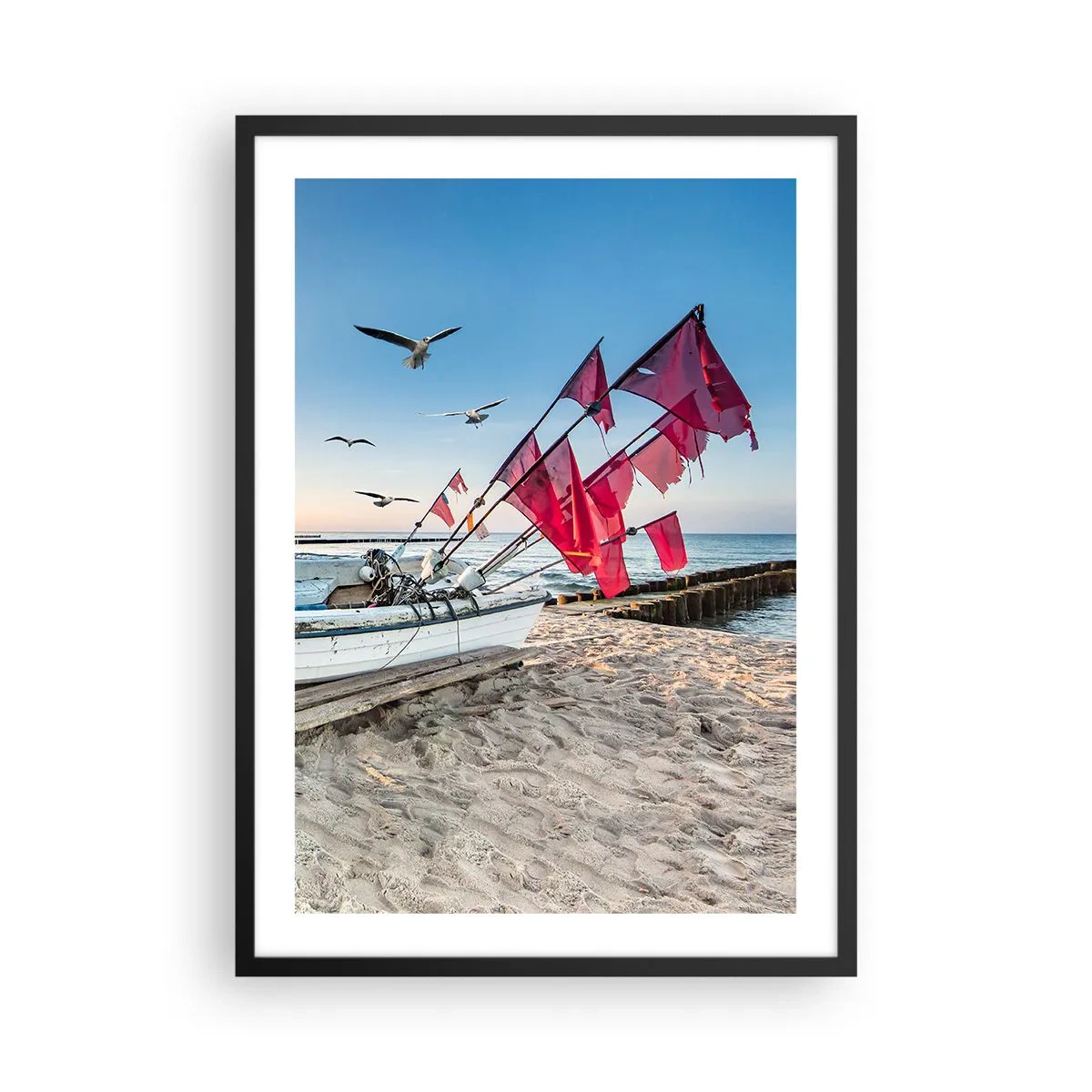 Plakat w czarnej ramie - Łódź rybacka z czerwonymi flagami na plaży - 50x70cm - Zasłużony odpoczynek - Nowoczesna dekoracja ścienna do salonu i sypialni ARTTOR