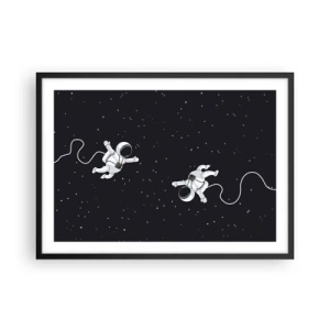 Plakat w czarnej ramie - Astronauci unoszący się w kosmosie na tle gwiazd - 70x50cm - Kosmiczny pląs - Nowoczesna dekoracja ścienna do salonu i sypialni ARTTOR