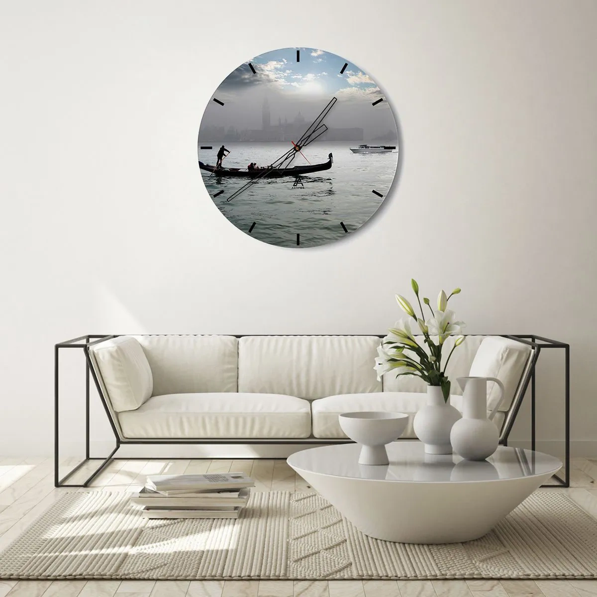 Zegar ścienny - Gondola na spokojnej wodzie z mglistym krajobrazem w tle - 30x30cm - Bajeczne miasto z wody i mgły - Nowoczesna dekoracja ścienna do salonu, kuchni i sypialni ARTTOR