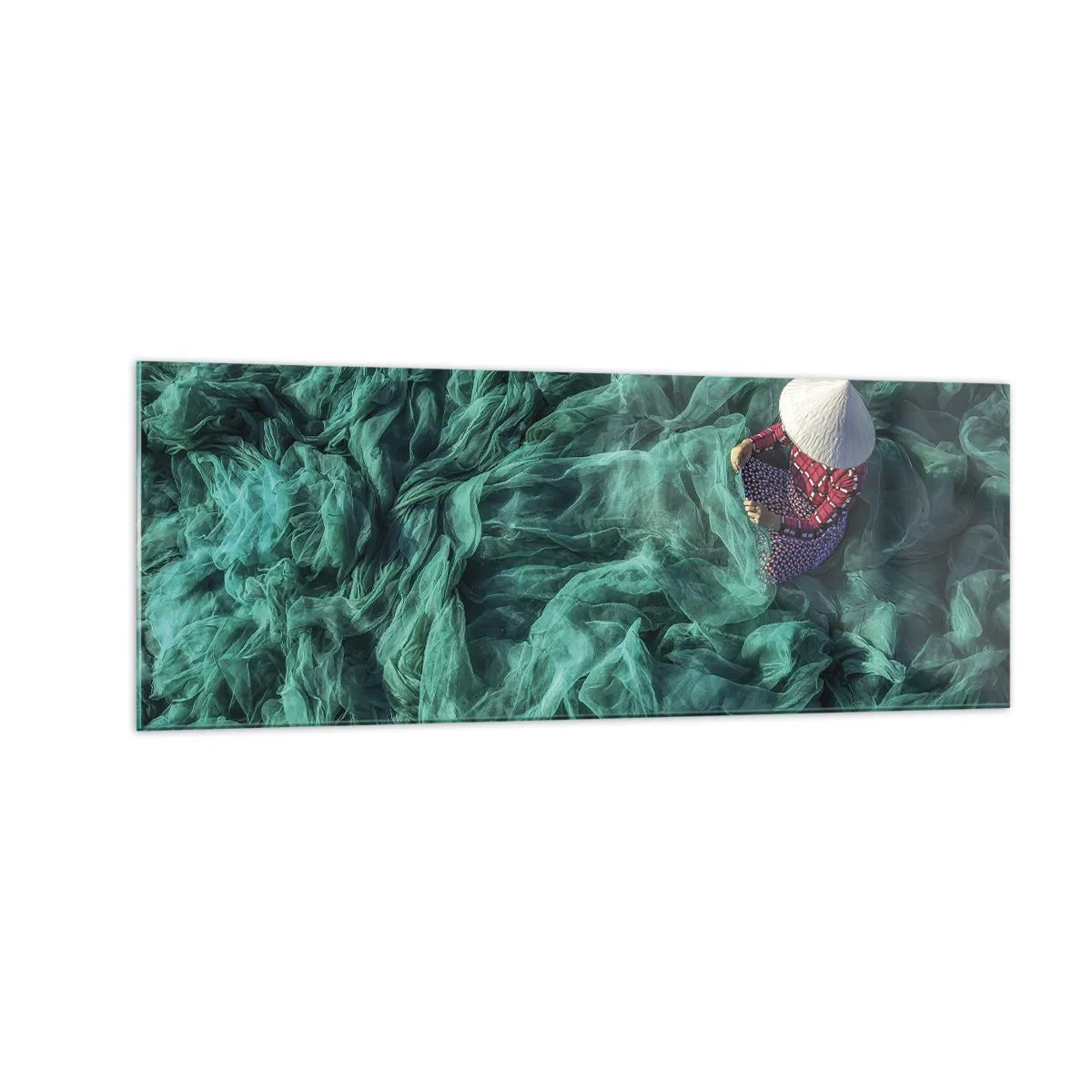 Obraz na szkle - Osoba z kapeluszem wśród zielonych sieci rybackich - 140x50cm - W morzu sieci - Nowoczesna dekoracja ścienna do salonu i sypialni ARTTOR
