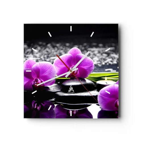 Zegar ścienny - Fioletowe orchidee na tle kamieni i świeczek w relaksacyjnej scenerii - 30x30cm - Utonąć w ciszy i spokoju - Nowoczesna dekoracja ścienna do salonu i sypialni ARTTOR