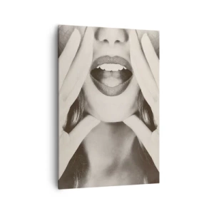 Obraz na płótnie - Czarno-biały portret kobiety z wyrazistymi ustami i dłońmi - 70x100cm - Już idę! - Nowoczesna dekoracja ścienna do salonu i sypialni ARTTOR