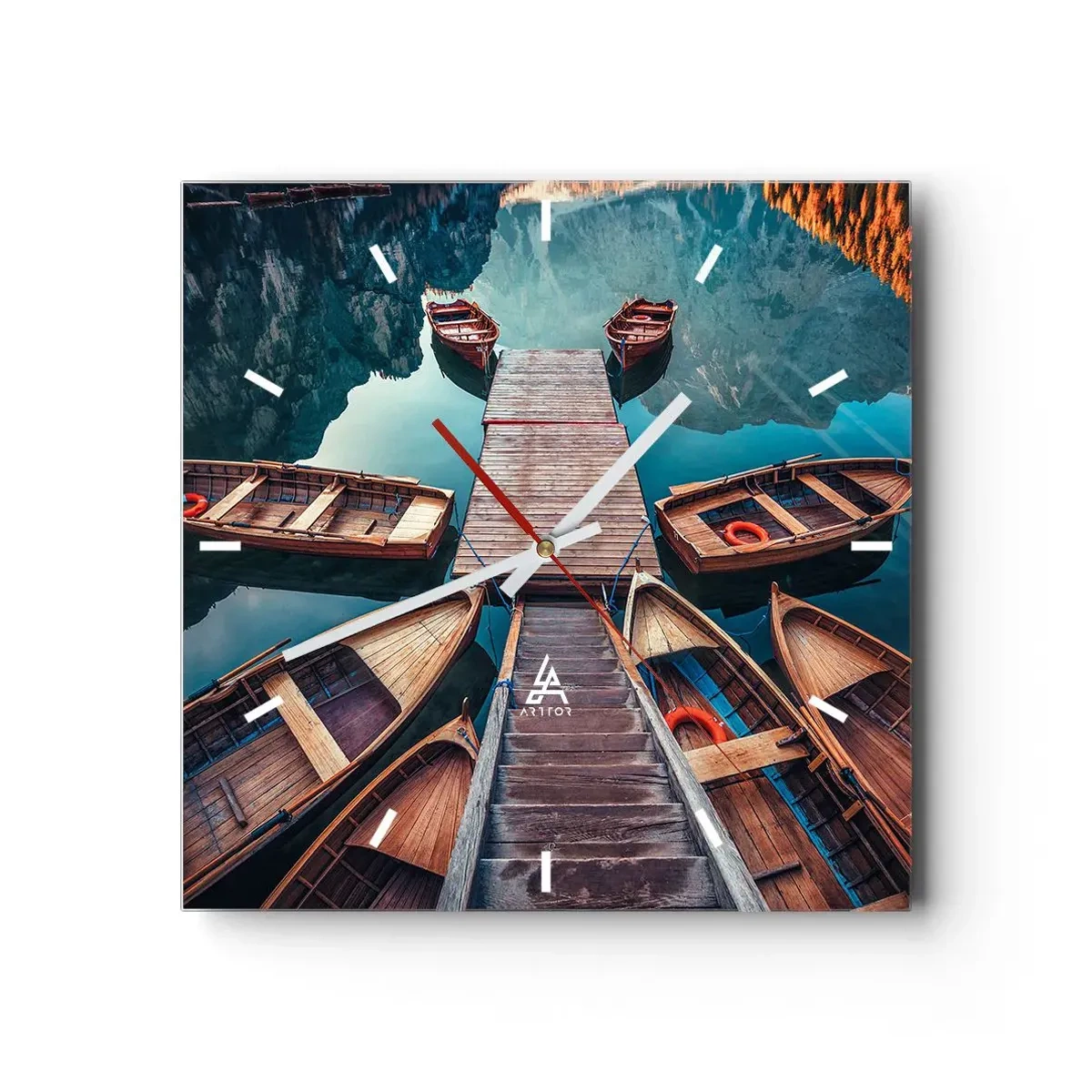 Zegar ścienny - Drewniane łodzie przy pomoście na jeziorze górskim - 30x30cm - Czekam na przystani - Nowoczesna dekoracja ścienna do salonu i sypialni ARTTOR
