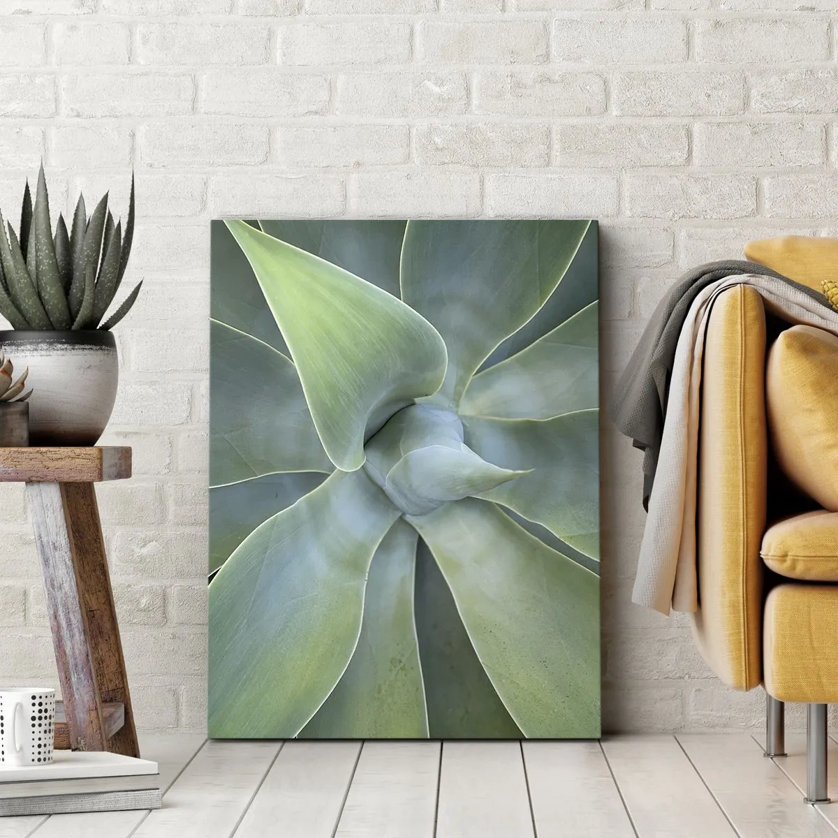 Obraz na płótnie - Zbliżenie na symetryczne, mięsiste liście agawy w odcieniach zieleni - 50x70cm - Narodziny zieleni - Nowoczesna dekoracja ścienna do salonu, kuchni i sypialni ARTTOR
