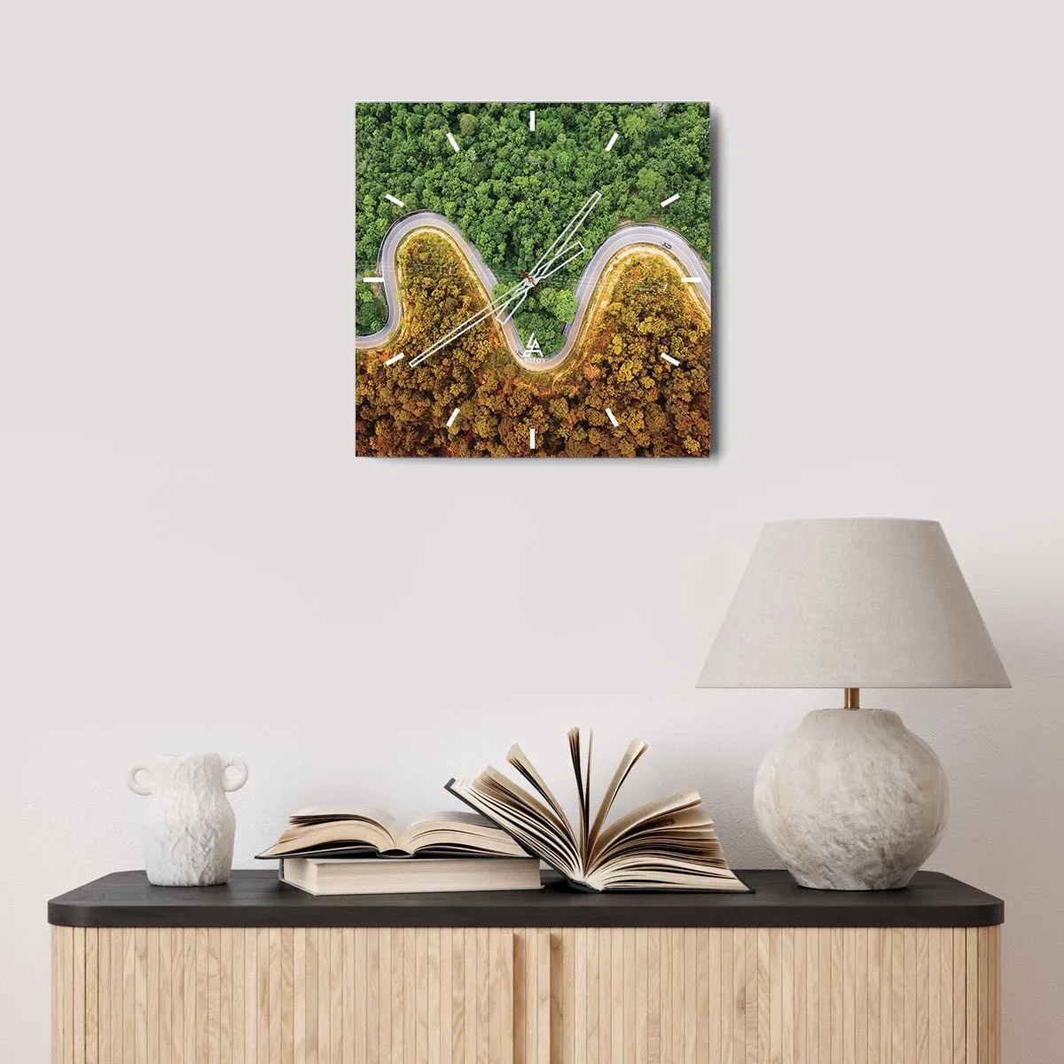 Zegar ścienny - Zakręcona droga przez las widziana z lotu ptaka - 30x30cm - Granice i przełomy - Nowoczesna dekoracja ścienna do salonu i sypialni ARTTOR