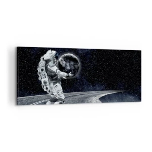 Obraz na płótnie - Astronauta z Ziemią na tle gwiaździstego nieba - 120x50cm - Na Mlecznej Drodze - Nowoczesna dekoracja ścienna do salonu i sypialni ARTTOR