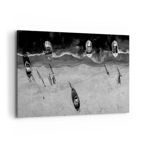 Obraz na płótnie - Czarno-biały widok łodzi na plaży z lotu ptaka - 100x70cm - Jeszcze na brzegu… - Nowoczesna dekoracja ścienna do salonu, kuchni i sypialni ARTTOR