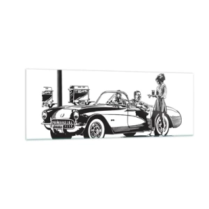 Obraz na szkle - Czarno-biała scena retro z samochodem i kelnerką na wrotkach - 140x50cm - 60. - beztroska Ameryka - Nowoczesna dekoracja ścienna do salonu i sypialni ARTTOR