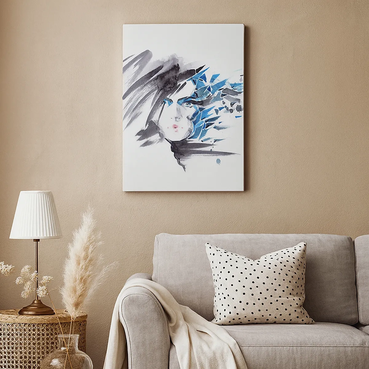 Obraz na płótnie - Kobieta z dynamicznymi akcentami niebieskich pociągnięć w artystycznym rysunku - 50x70cm - Portret zmysłowy w szarości i błękicie - Nowoczesna dekoracja ścienna do salonu, kuchni i sypialni ARTTOR