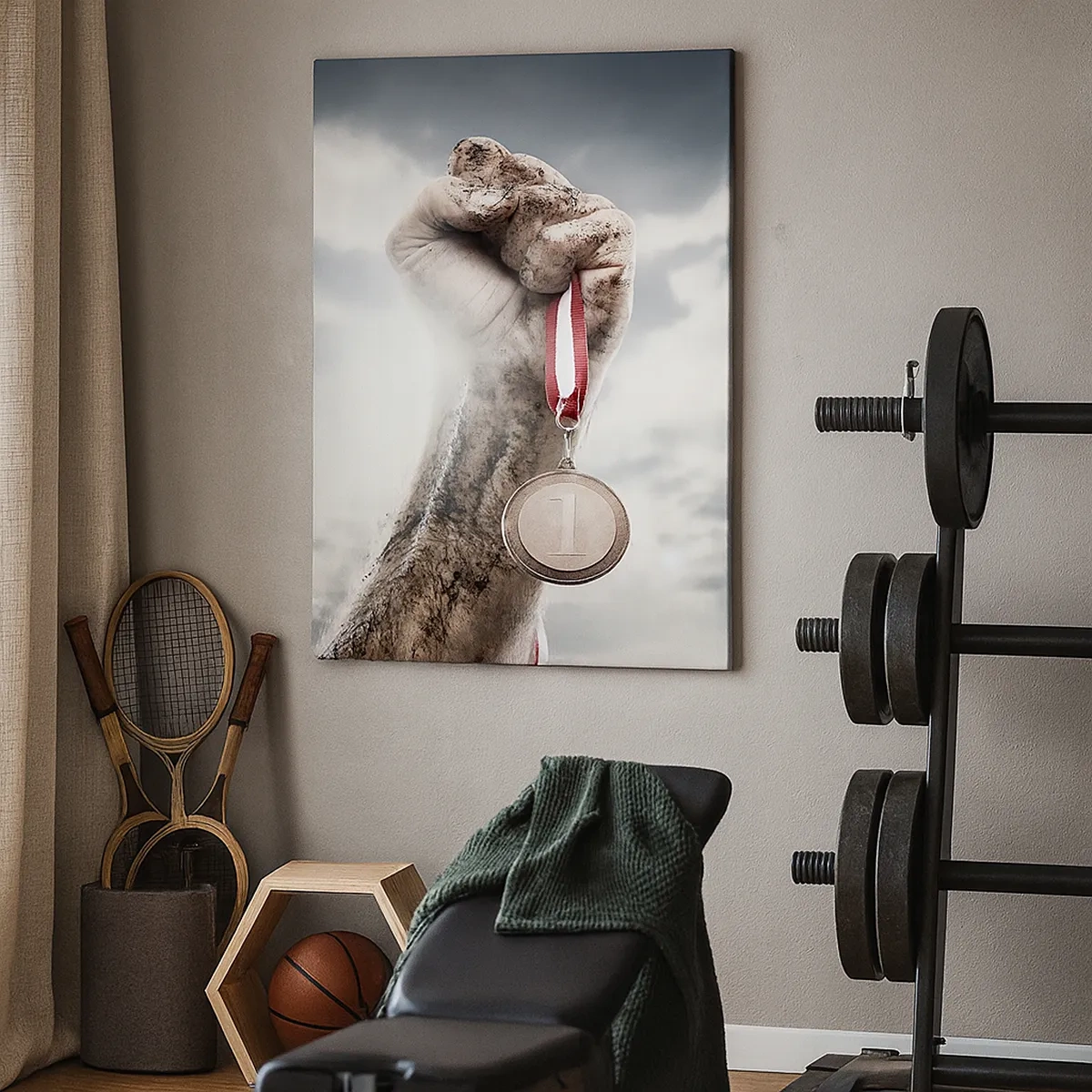 Obraz na płótnie - Brudna dłoń ściskająca medal symbolizujący zwycięstwo - 50x70cm - Per aspera ad astra - Nowoczesna dekoracja ścienna do salonu, kuchni i sypialni ARTTOR