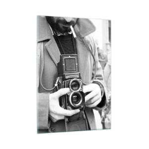Obraz na szkle - Czarno-białe zdjęcie mężczyzny z aparatem analogowym - 50x70cm - W stylu retro - Nowoczesna dekoracja ścienna do salonu, kuchni i sypialni ARTTOR