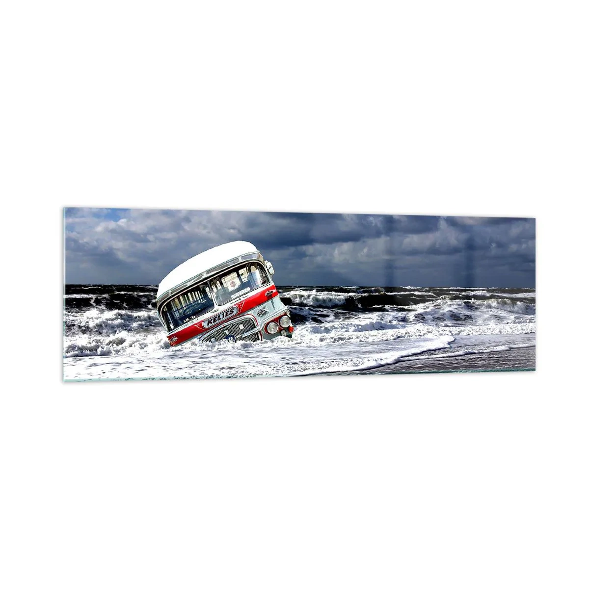 Obraz na szkle - Zatopiony autobus na plaży wśród fal i wzburzonego morza - 160x50cm - I co się dziwisz? - Nowoczesna dekoracja ścienna do salonu i sypialni ARTTOR