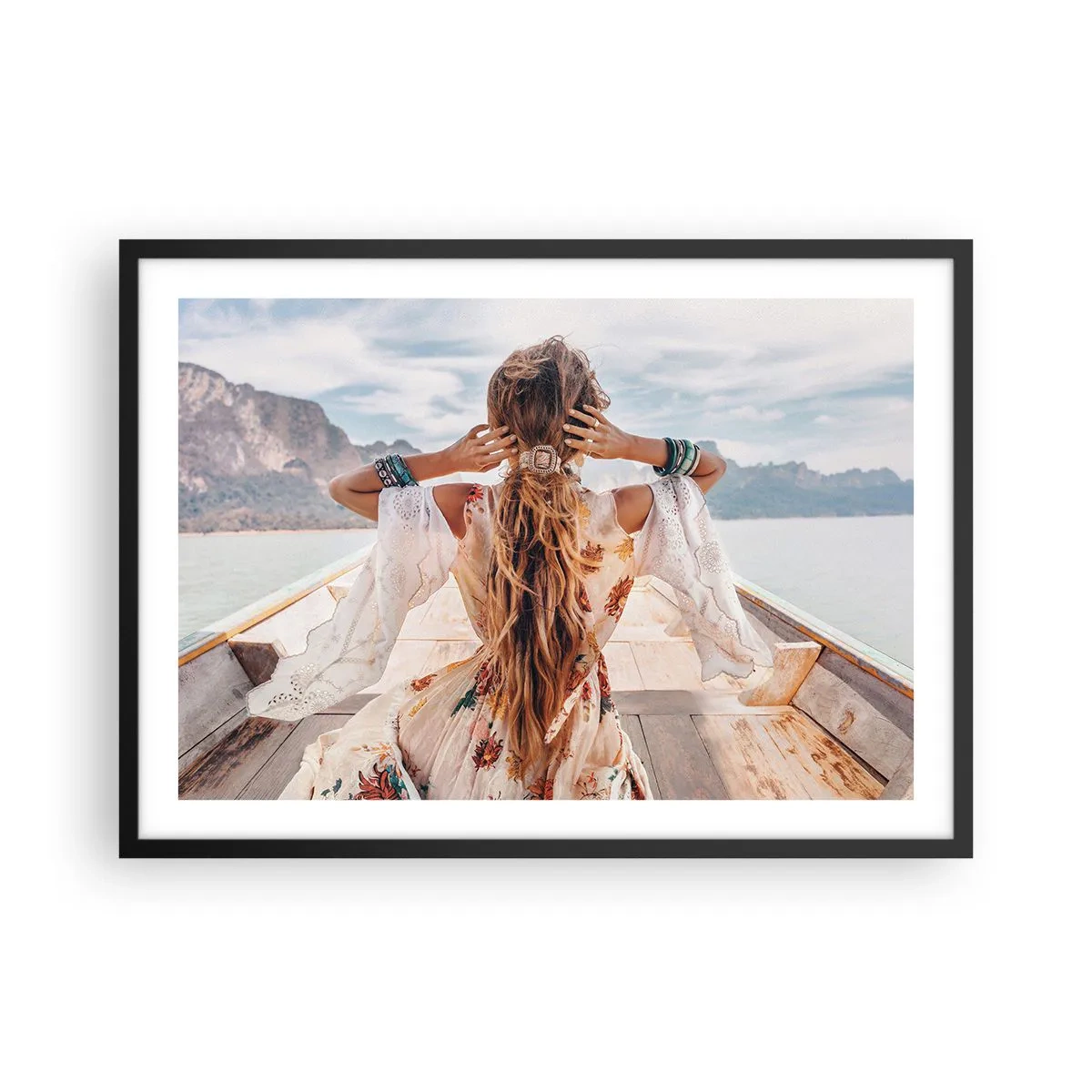 Plakat w czarnej ramie - Kobieta na łodzi z widokiem na góry i wodę, w stylu boho - 70x50cm - W drodze ku szczęściu - Nowoczesna dekoracja ścienna do salonu i sypialni ARTTOR