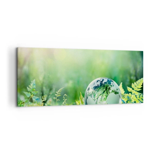 Obraz na płótnie - Kryształowa kula ziemska wśród zieleni na tle natury - 120x50cm - Zielona planeta - Nowoczesna dekoracja ścienna do salonu i sypialni ARTTOR