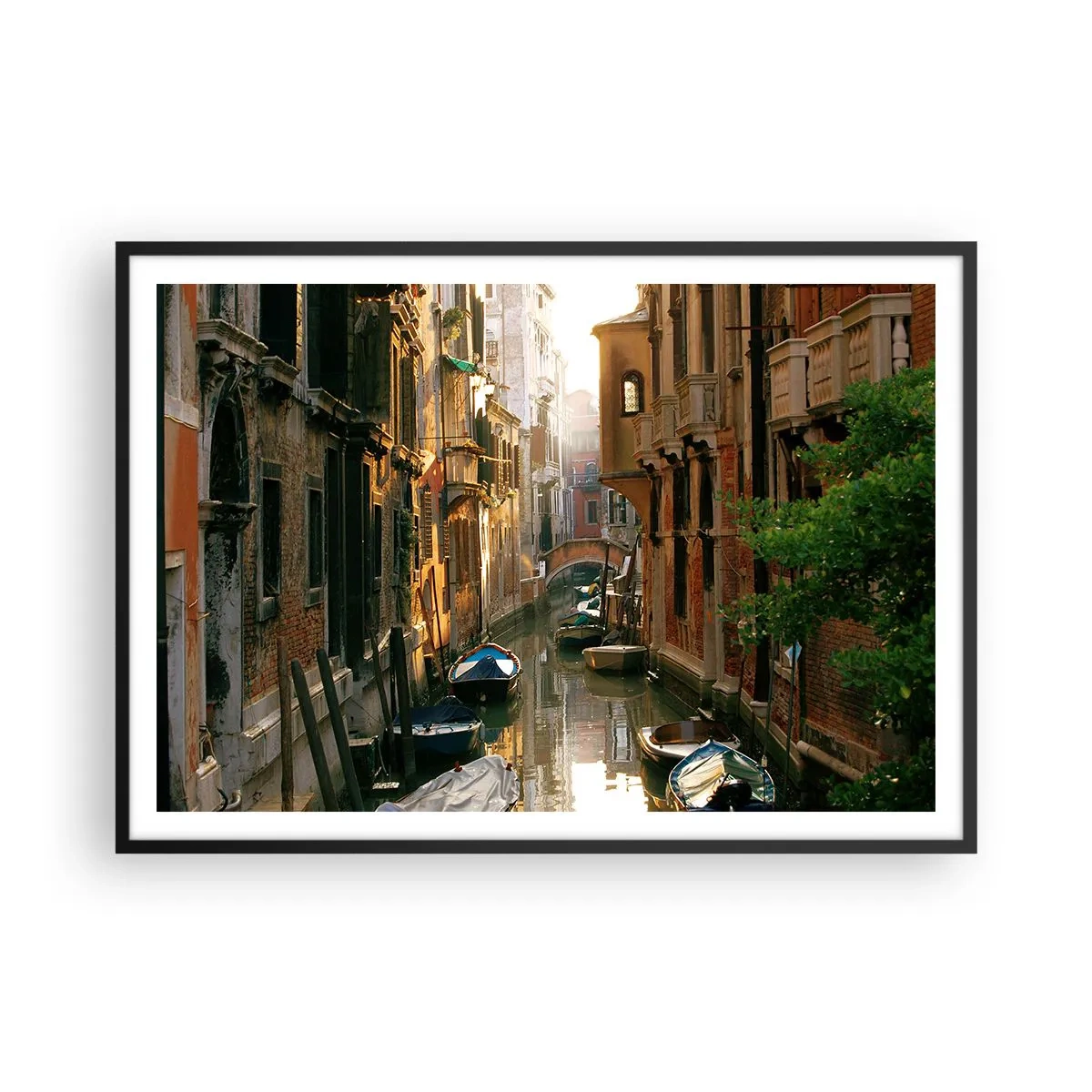 Plakat w czarnej ramie - Malowniczy kanał w Wenecji z łodziami i mostem - 100x70cm - W weneckim zaułku - Nowoczesna dekoracja ścienna do salonu i sypialni ARTTOR