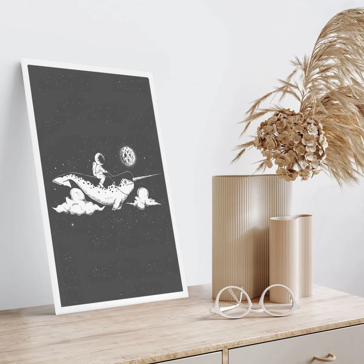 Plakat - Astronauta na grzbiecie narwala w kosmosie - 50x70cm - Kosmiczny jeździec - Nowoczesna dekoracja ścienna do salonu, kuchni i sypialni ARTTOR