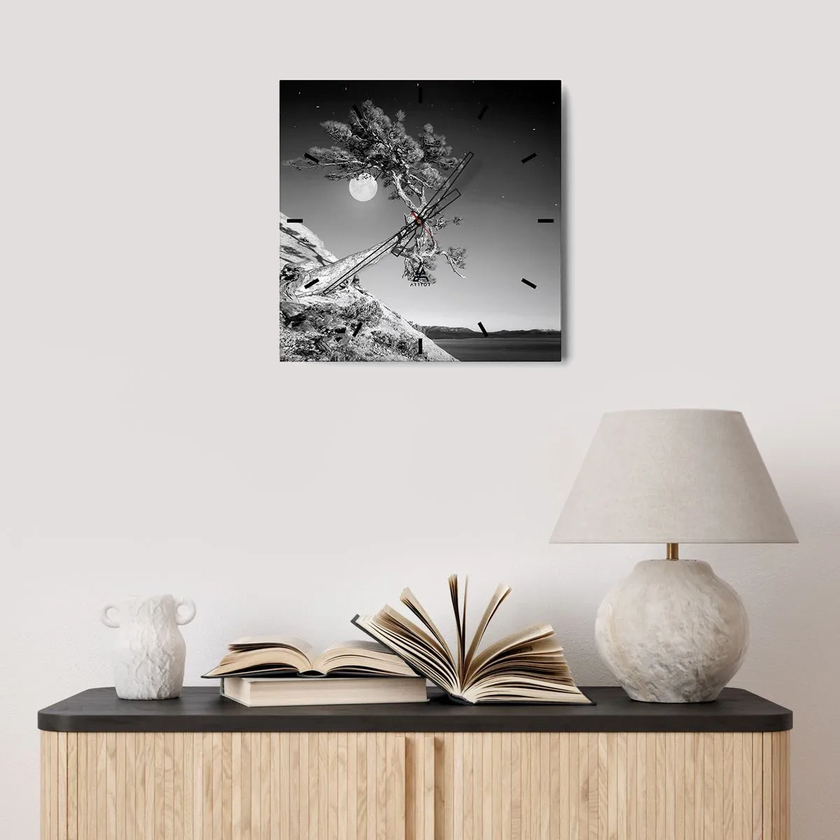 Zegar ścienny - Zwycięska wojowniczka - 30x30 cm