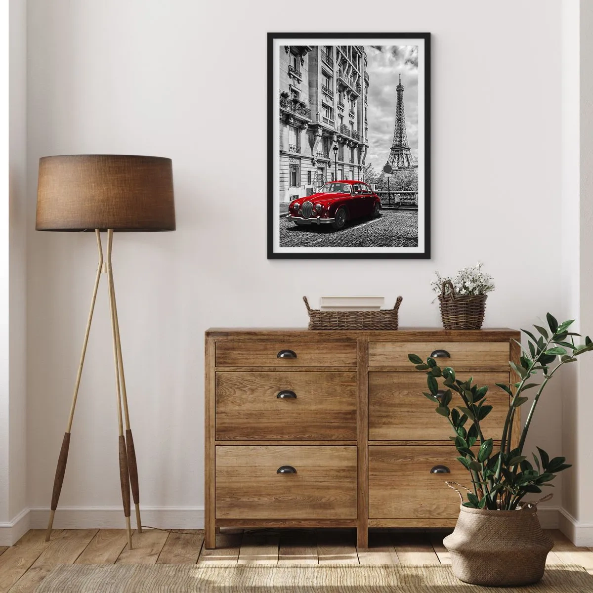 Plakat w czarnej ramie - Czerwony samochód na tle wieży Eiffla - 50x70cm - Drapieżnik w mieście - Nowoczesna dekoracja ścienna do salonu i sypialni ARTTOR