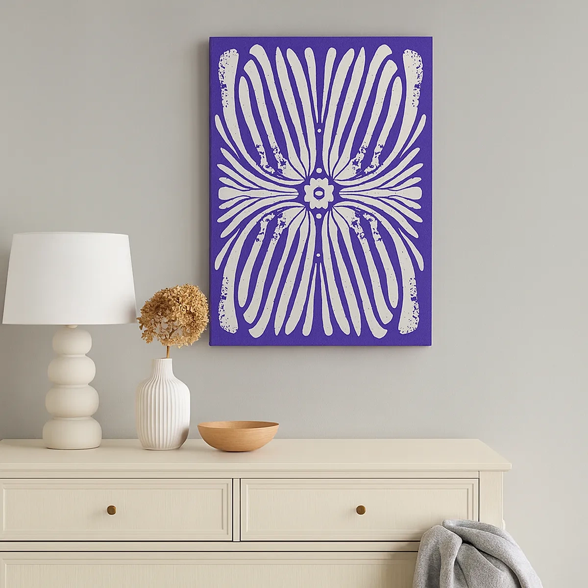 Obraz na płótnie - Symetryczny wzór inspirowany motywami etnicznymi na fioletowym tle - 50x70cm - Etniczne inspiracje - Nowoczesna dekoracja ścienna do salonu, kuchni i sypialni ARTTOR