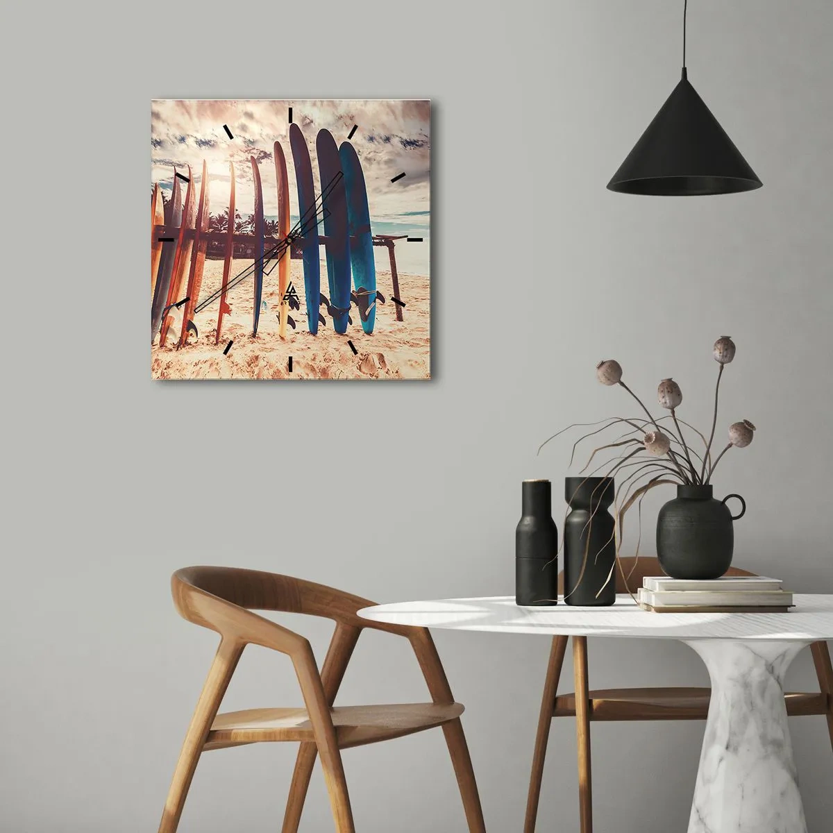 Zegar ścienny - Deski surfingowe na plaży o zachodzie słońca - 30x30cm - Dobranoc, do jutra - Nowoczesna dekoracja ścienna do salonu i sypialni ARTTOR