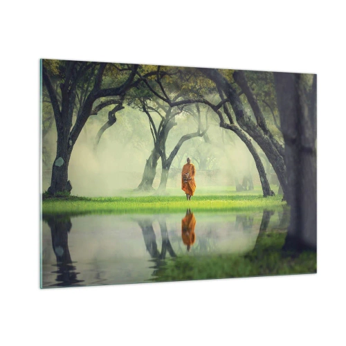 Obraz na szkle - Mnich w pomarańczowej szacie spacerujący wśród drzew nad wodą - 100x70cm - W drodze do oświecenia - Nowoczesna dekoracja ścienna do salonu, kuchni i sypialni ARTTOR