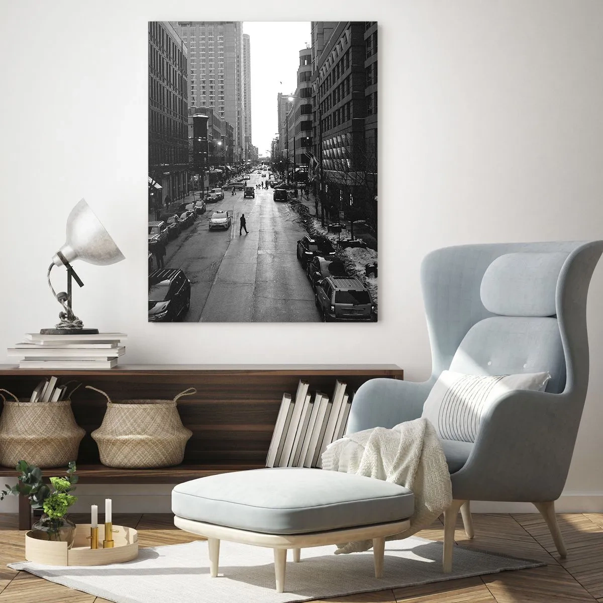 Obraz na szkle - Ulica w czerni i bieli z przechodniem wśród nowoczesnych budynków - 50x70cm - Kolejny dzień jak co dzień - Nowoczesna dekoracja ścienna do salonu, kuchni i sypialni ARTTOR