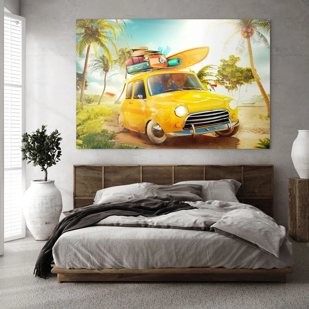 Obraz na szkle - Żółty samochód z bagażem na dachu na tropikalnej plaży - 70x50cm - Podróż po niejeden uśmiech - Nowoczesna dekoracja ścienna do salonu i sypialni ARTTOR