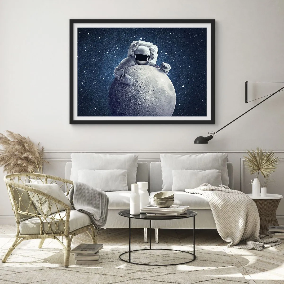 Plakat w czarnej ramie - Astronauta trzymający księżyc na tle rozgwieżdżonego nieba - 70x50cm - Kosmiczny żartowniś - Nowoczesna dekoracja ścienna do salonu i sypialni ARTTOR