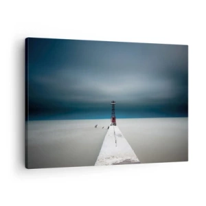 Obraz na płótnie - Latarnia morska na końcu betonowego molo w surowym pejzażu - 70x50cm - Na spotkanie bezkresu - Nowoczesna dekoracja ścienna do salonu i sypialni ARTTOR