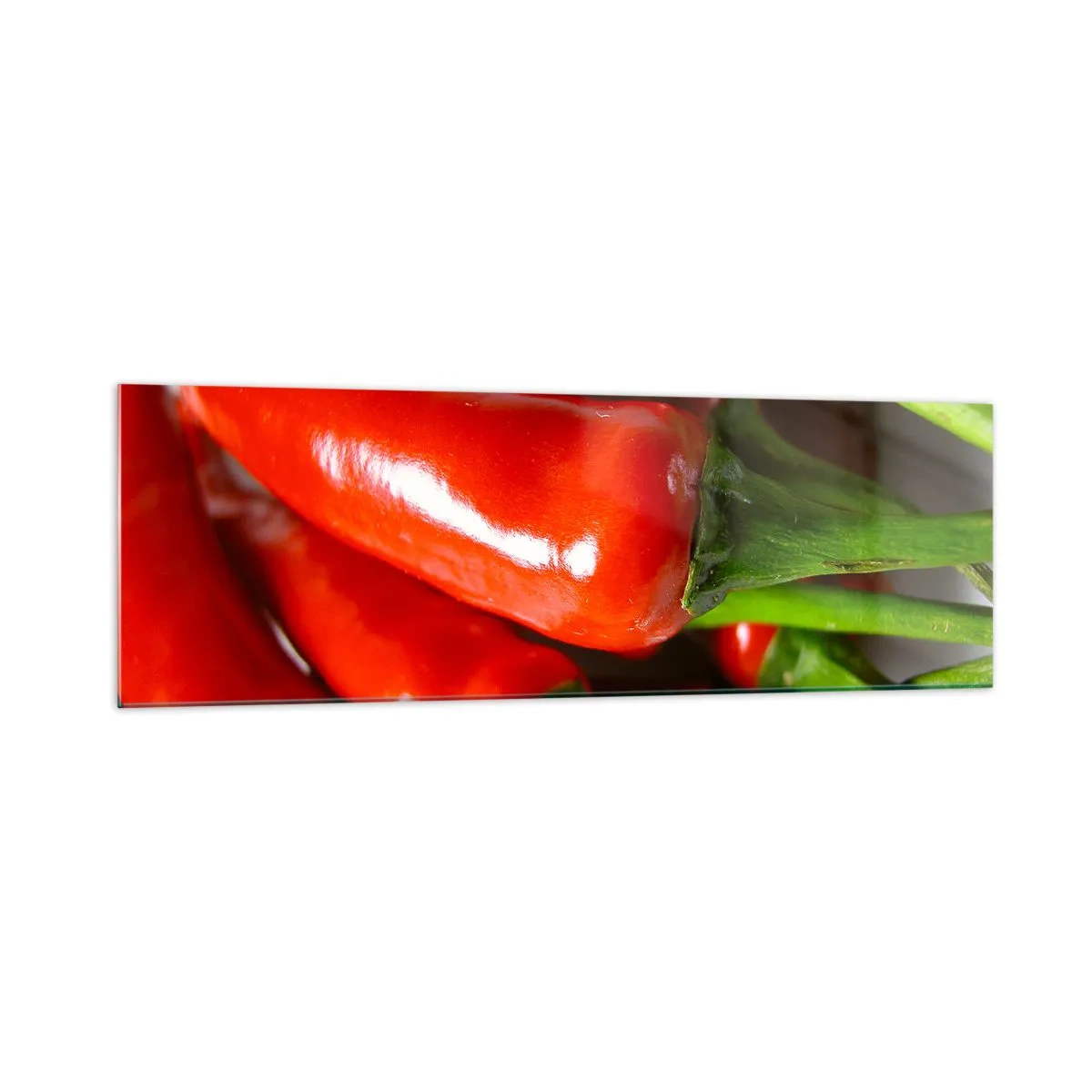 Obraz na szkle - Zbliżenie na czerwone papryczki chili z zielonymi ogonkami - 160x50cm - Soczyste, błyszczące, gładkie - Nowoczesna dekoracja ścienna do salonu i sypialni ARTTOR