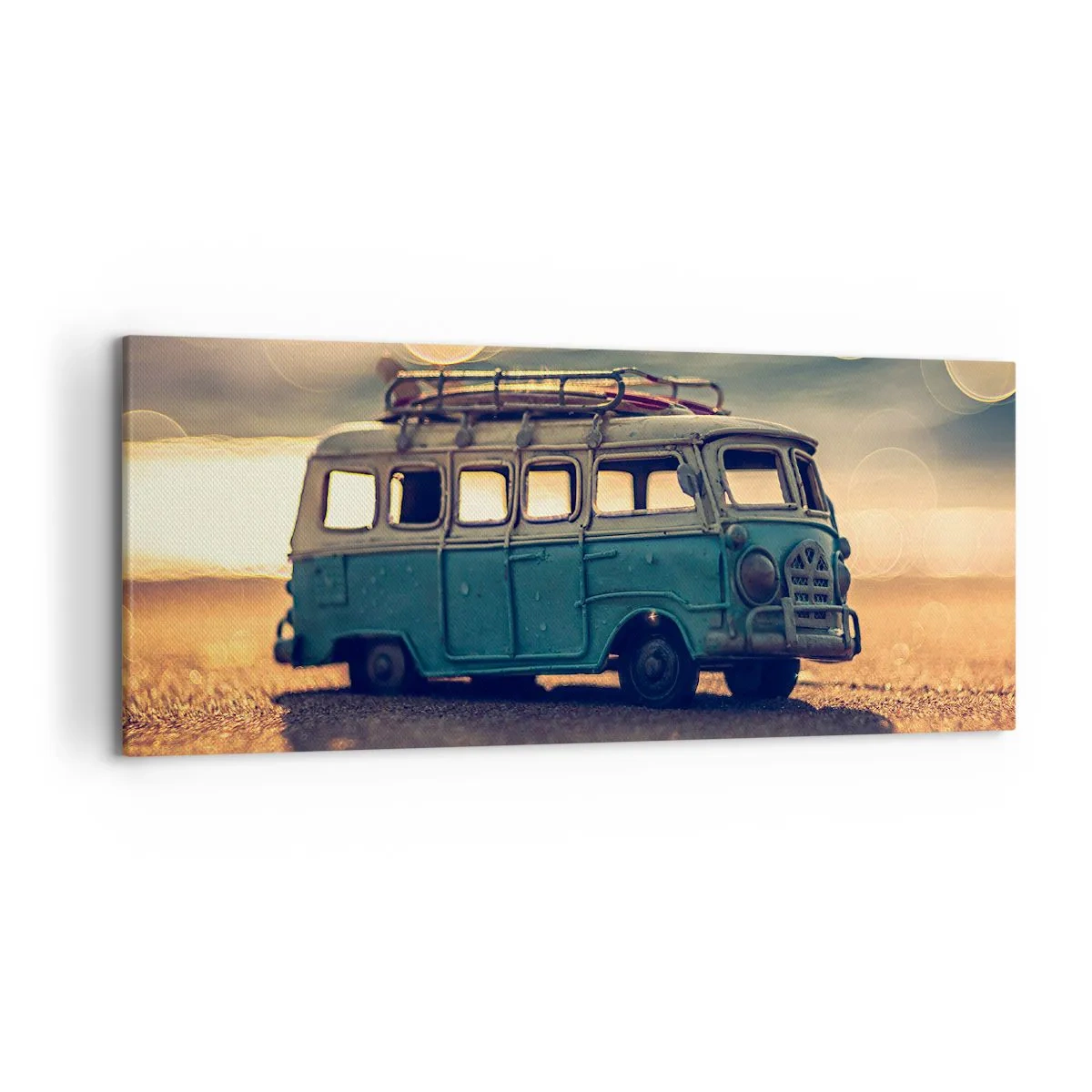 Obraz na płótnie - Retro autobus na tle rozmytego światła - 120x50cm - Koniec bożków: pieniądza i pracy - Nowoczesna dekoracja ścienna do salonu i sypialni ARTTOR