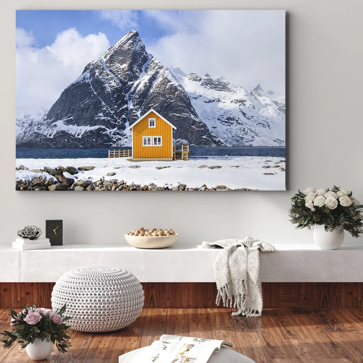 Obraz na płótnie - Żółty domek na tle zaśnieżonych gór i morza - 70x50cm - Skandynawskie wakacje - Nowoczesna dekoracja ścienna do salonu i sypialni ARTTOR