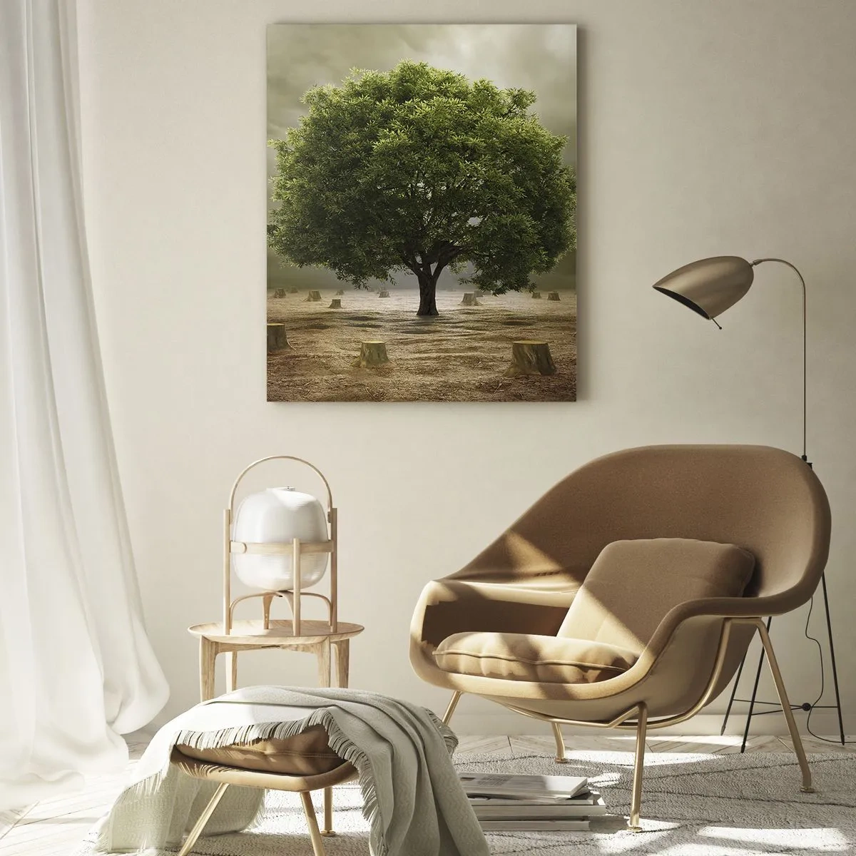 Obraz na szkle - Zielone drzewo otoczone pniami ściętych drzew na tle pochmurnego nieba - 80x120cm - Cała nadzieja - Nowoczesna dekoracja ścienna do salonu i sypialni ARTTOR