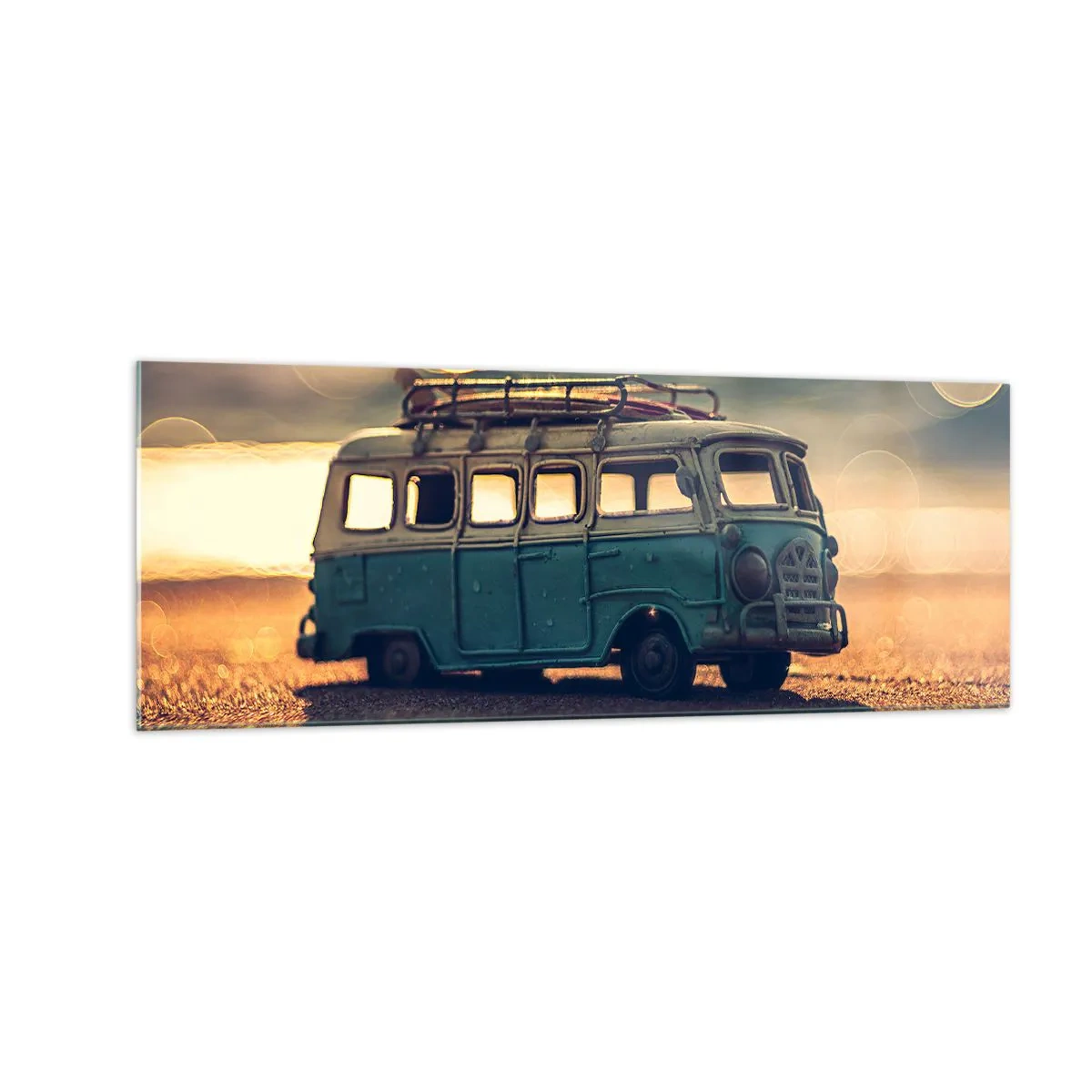 Obraz na szkle - Retro autobus na tle rozmytego światła - 140x50cm - Koniec bożków: pieniądza i pracy - Nowoczesna dekoracja ścienna do salonu i sypialni ARTTOR