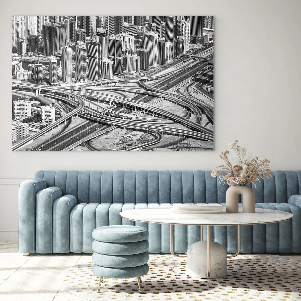 Obraz na szkle - Czarno-biała panorama miasta z węzłem autostradowym - 70x50cm - Dubaj – miasto niemożliwe - Nowoczesna dekoracja ścienna do salonu i sypialni ARTTOR