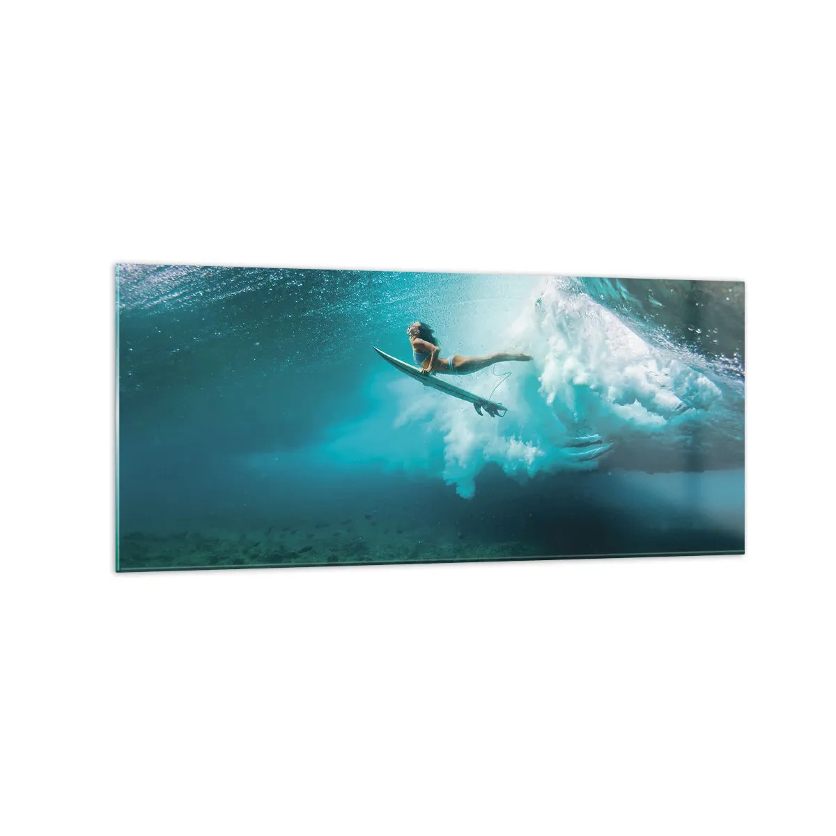 Obraz na szkle - Surferka pod falą w błękitnej wodzie oceanu - 120x50cm - Podwodny świat - Nowoczesna dekoracja ścienna do salonu i sypialni ARTTOR