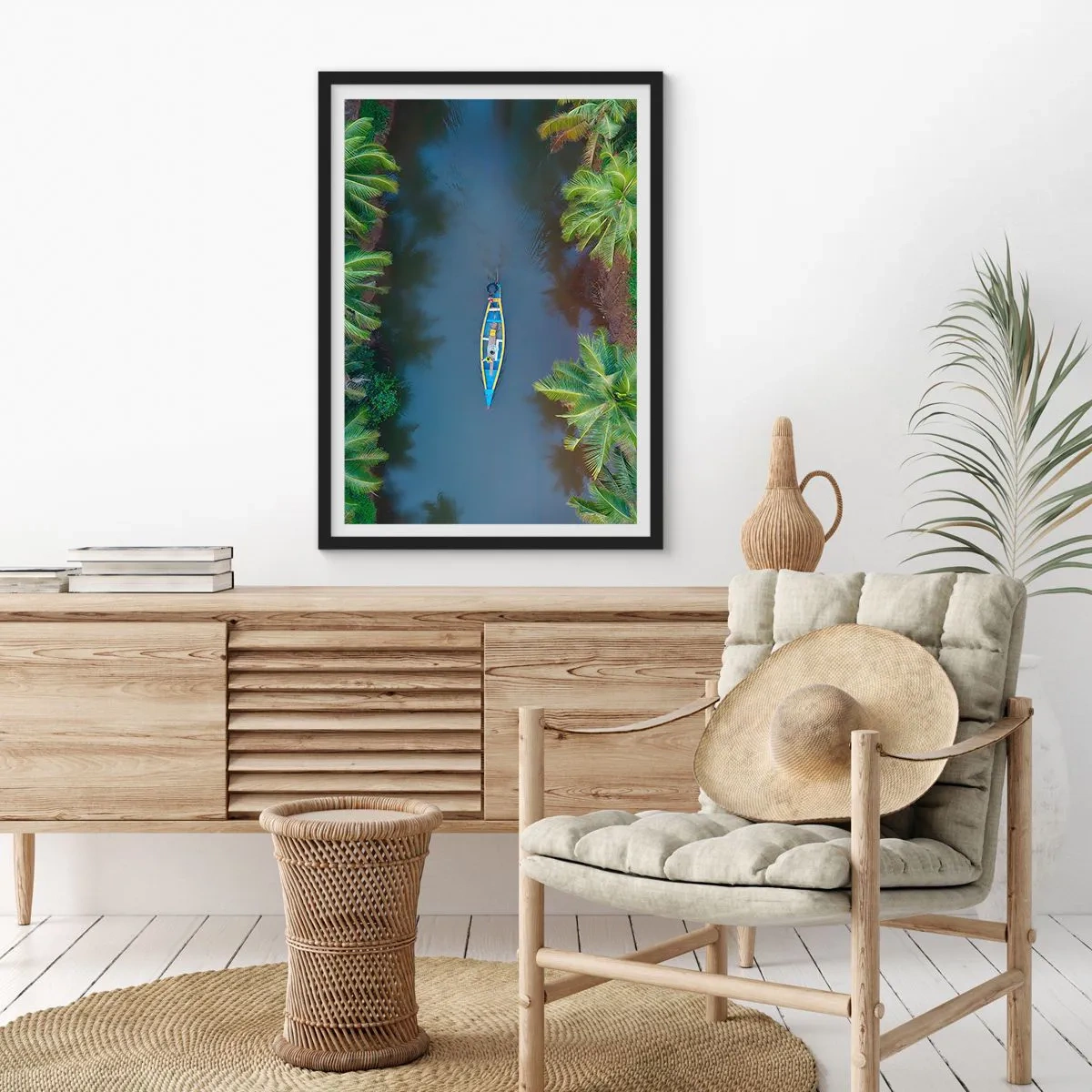 Plakat w czarnej ramie - Widok z lotu ptaka na łódkę płynącą po tropikalnej rzece - 50x70cm - Na tropikalnym szlaku - Nowoczesna dekoracja ścienna do salonu i sypialni ARTTOR