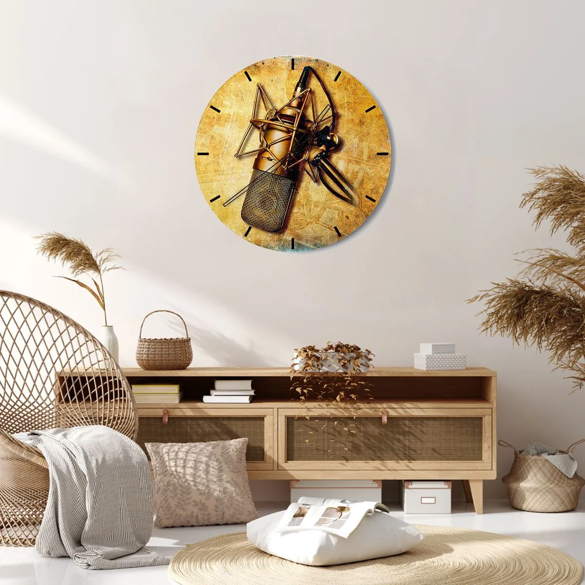 Zegar ścienny - Motyw studyjnego mikrofonu na tle w odcieniach złota - 30x30cm - Złote lata radia - Nowoczesna dekoracja ścienna do salonu, kuchni i sypialni ARTTOR