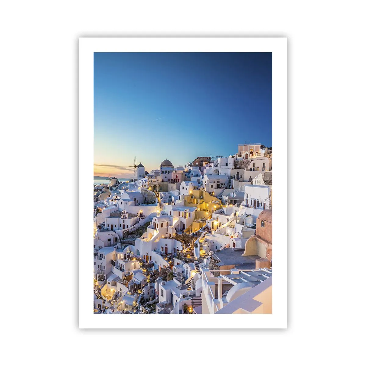 Plakat - Widok na oświetlone domy na Santorini o zachodzie słońca - 50x70cm - Esencja greckości - Nowoczesna dekoracja ścienna do salonu, kuchni i sypialni ARTTOR
