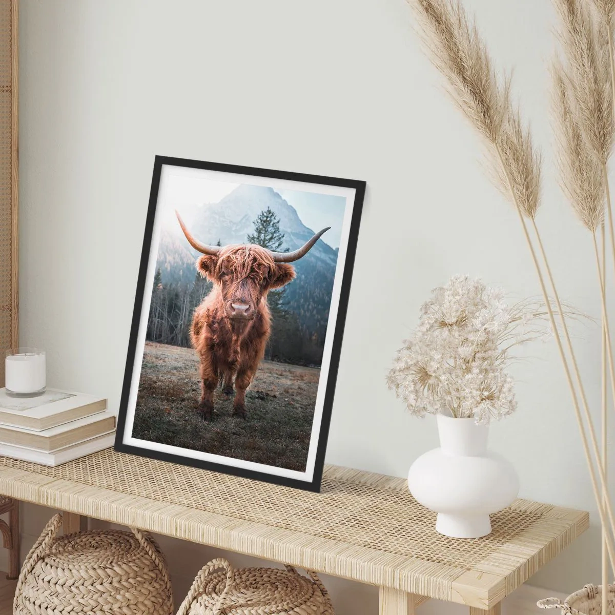 Plakat w czarnej ramie - Szkocka krowa górska na tle majestatycznych gór - 50x70cm - Pozdrowienia z górskiej łąki - Nowoczesna dekoracja ścienna do salonu i sypialni ARTTOR