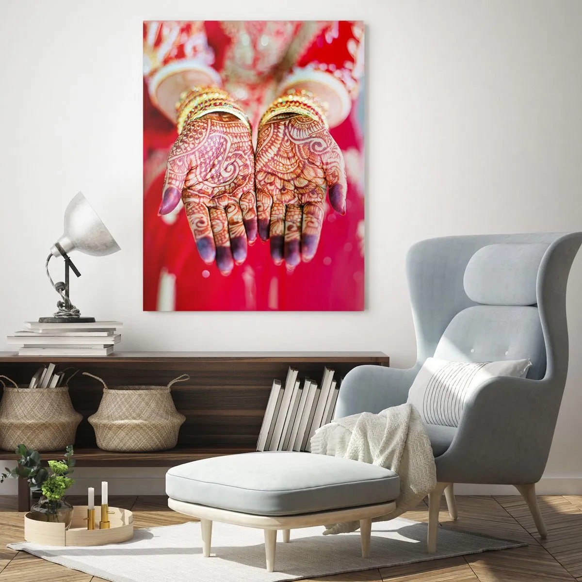 Obraz na szkle - Ozdobione dłonie z henną na tle czerwonej sukni - 80x120cm - Gotowa złapać szczęście - Nowoczesna dekoracja ścienna do salonu i sypialni ARTTOR
