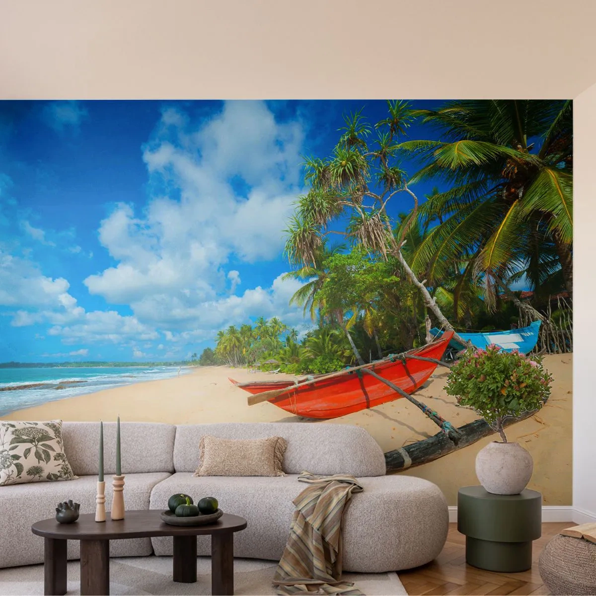 Fototapeta Premium Sand - Tropikalna plaża z palmami i tradycyjną łodzią rybacką - 100x70cm - Urok tropików - Nowoczesna dekoracja ścienna do salonu, kuchni i sypialni ARTTOR