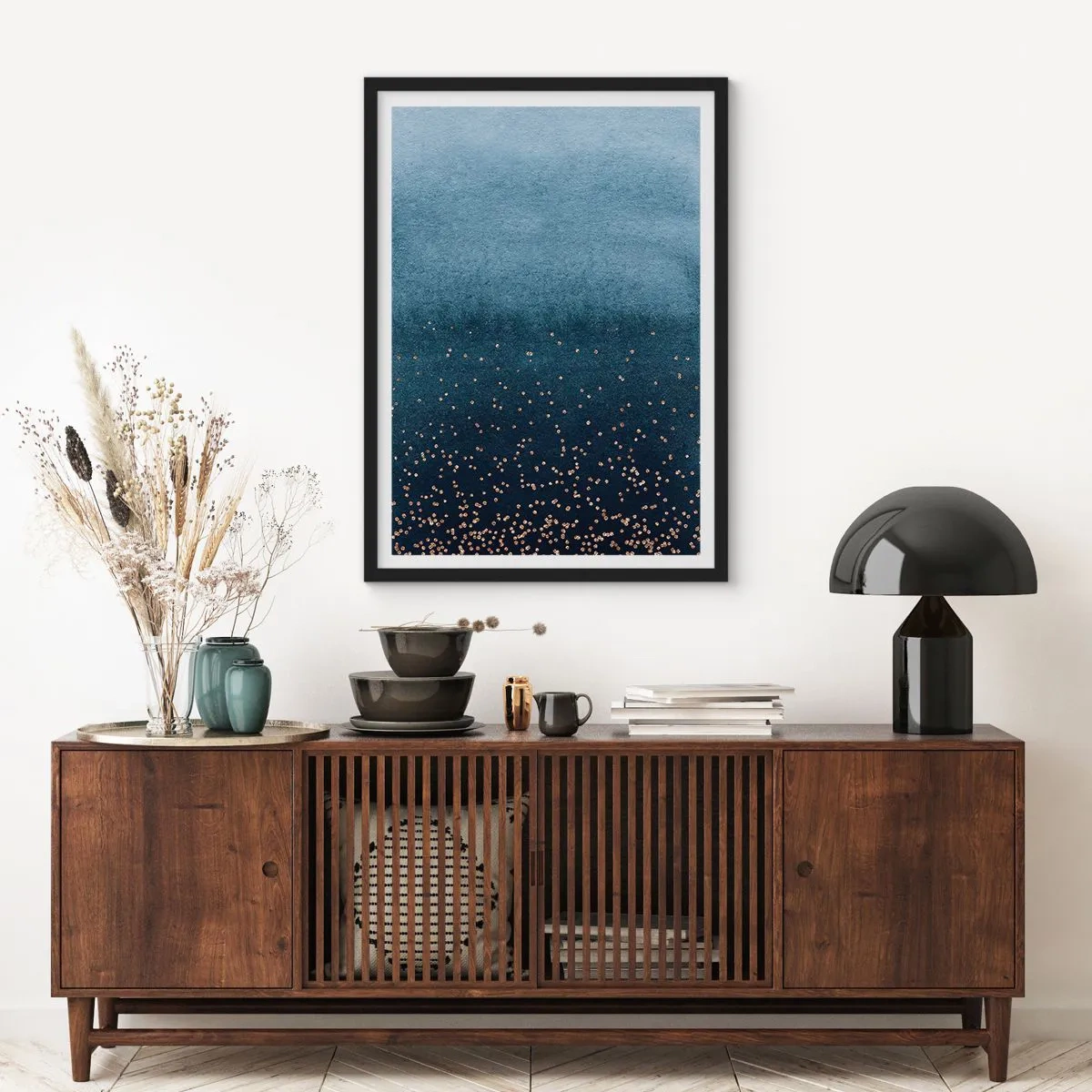 Plakat w czarnej ramie - Gradient w odcieniach niebieskiego z złotymi akcentami - 50x70cm - Kompozycja – niebieskie fazy - Nowoczesna dekoracja ścienna do salonu i sypialni ARTTOR