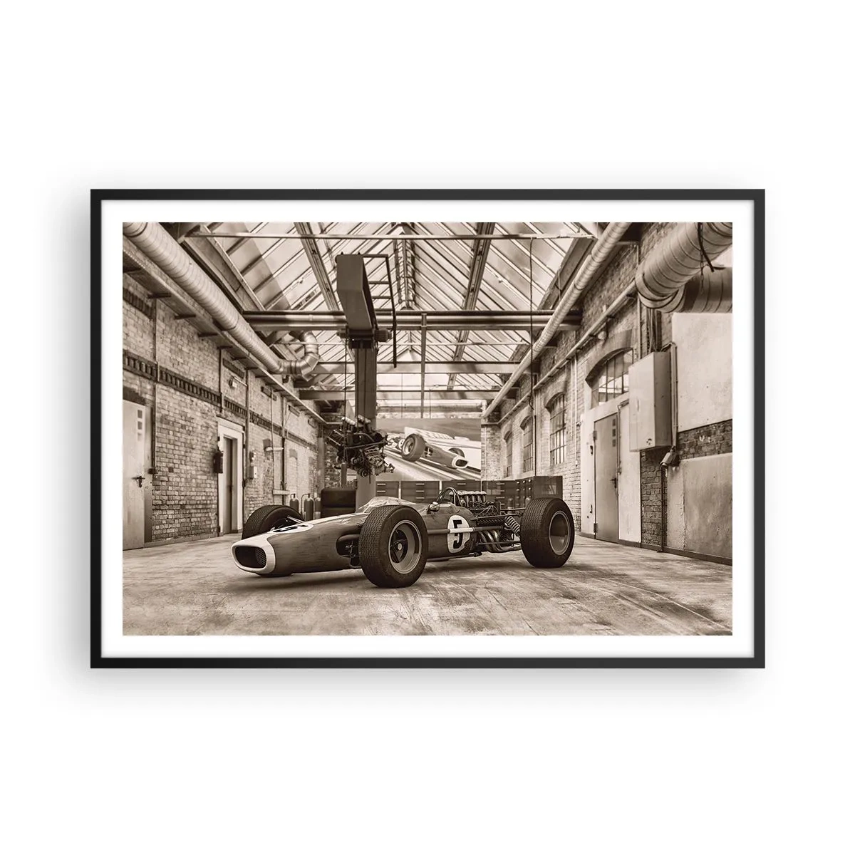 Plakat w czarnej ramie - Czarno-biały samochód wyścigowy w industrialnym wnętrzu - 100x70cm - Odpoczynek zwycięzcy - Nowoczesna dekoracja ścienna do salonu i sypialni ARTTOR