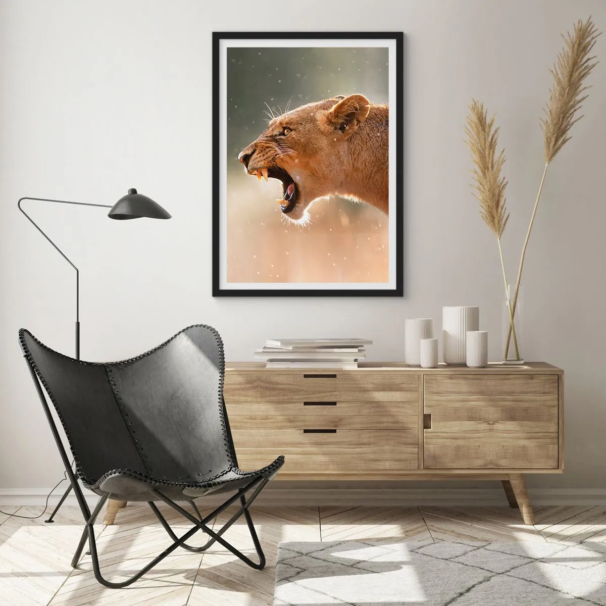 Plakat w czarnej ramie - Zbliżenie na wściekłą lwicę w pełnym ruchu - 50x70cm - Spróbuj nie posłuchać - Nowoczesna dekoracja ścienna do salonu i sypialni ARTTOR