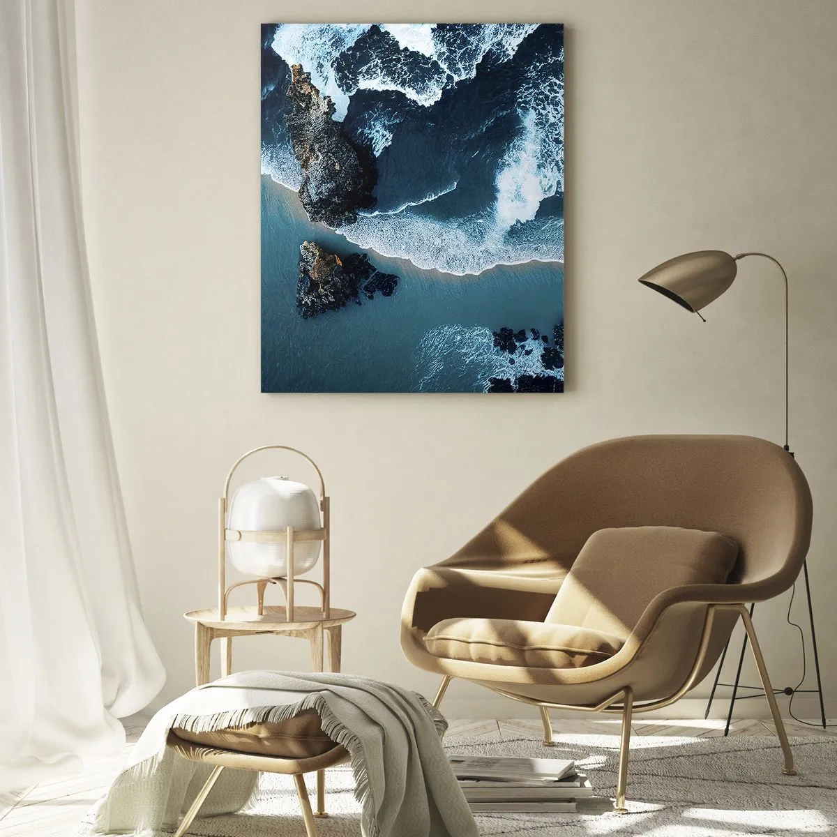 Obraz na szkle - Widok z lotu ptaka na fale rozbijające się o brzeg - 70x100cm - Otulone falami - Nowoczesna dekoracja ścienna do salonu i sypialni ARTTOR